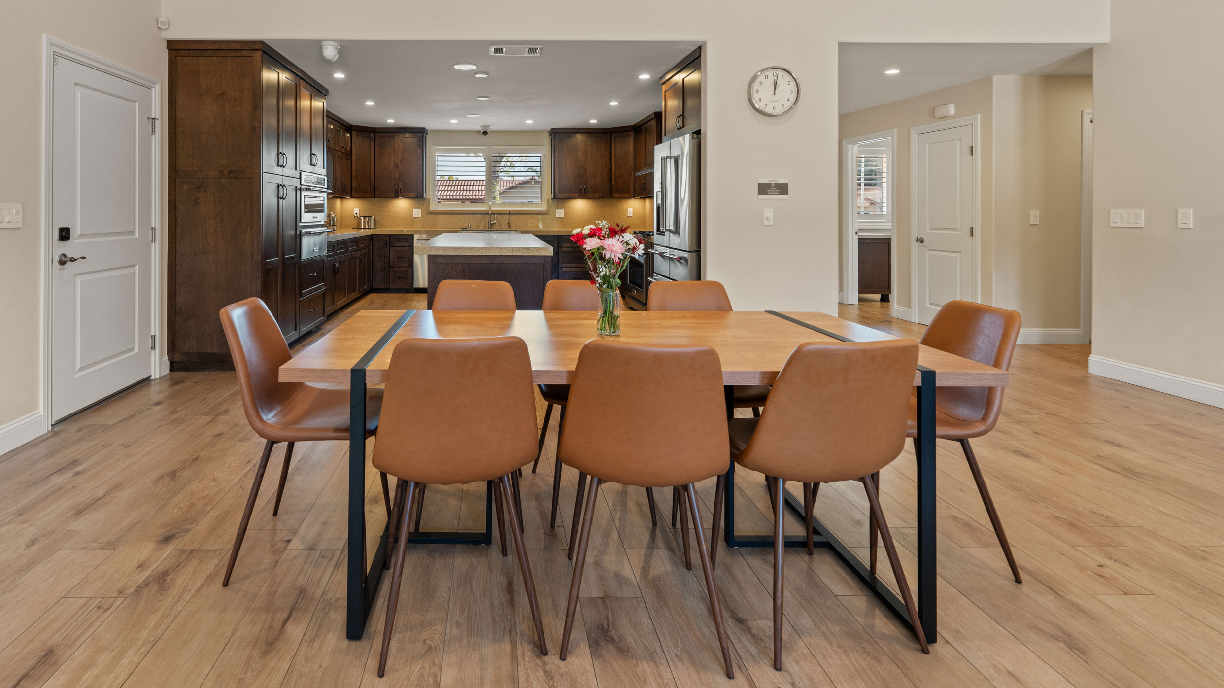 Chimnia House | Kitchen and Dining Area